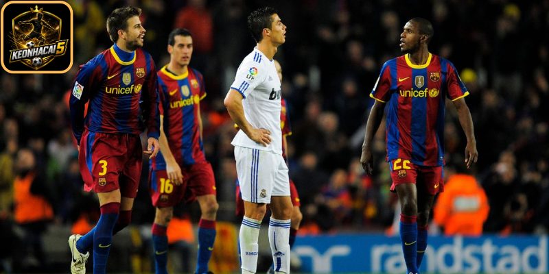 Barca hưởng lợi từ khủng hoảng nội bộ Real Madrid