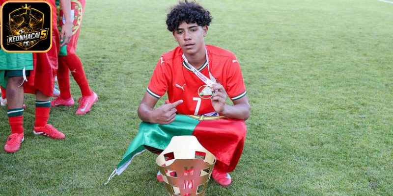 Ronaldo Jr đối mặt cái bóng quá lớn từ CR7