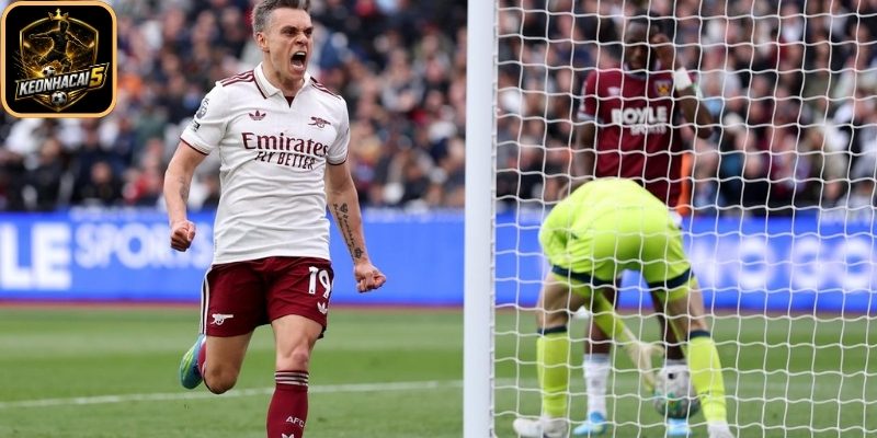 Arsenal thắng nhọc West Ham ở phút cuối