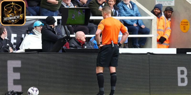 VAR gây bão tại sân London Stadium